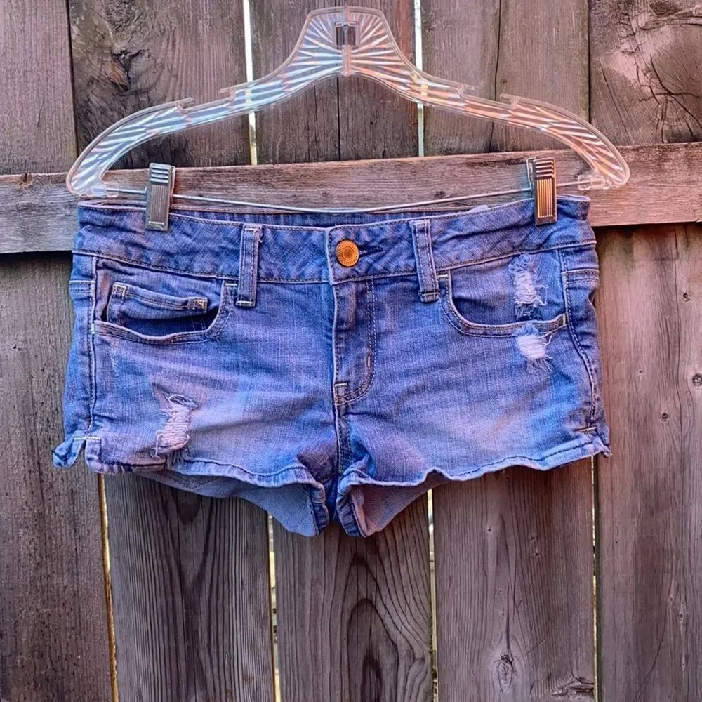 American Eagle Outfitters distressed shorts sz. 6